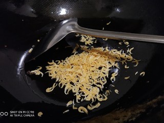 13、鲜辣香菇鸡肉酱 炒菜下饭好帮手,干锅倒入虾皮