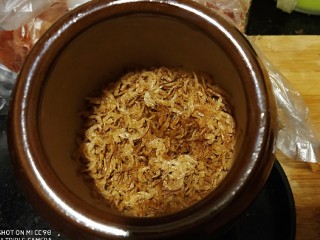 15、鲜辣香菇鸡肉酱 炒菜下饭好帮手,炒熟的虾皮倒入舂钵，舂成粉；花生微微舂碎