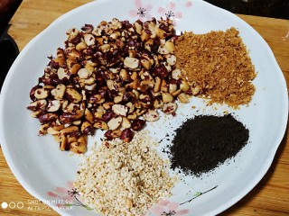 16、鲜辣香菇鸡肉酱 炒菜下饭好帮手,舂好的花生粒、虾粉，茶叶舂成粉，炒熟的白芝麻，将就的可以除去花生皮