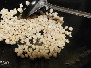 19、鲜辣香菇鸡肉酱 炒菜下饭好帮手,下鸡肉丁炒熟后起锅