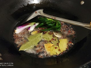 21、鲜辣香菇鸡肉酱 炒菜下饭好帮手,下花椒粒、八角、香叶、小葱、桂皮、陈皮，这几种香料是常用料，可以根据自己的口味调整香料。小葱变焦后，捞出香料。