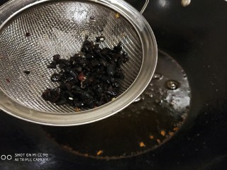 22、鲜辣香菇鸡肉酱 炒菜下饭好帮手,下鸡肉炸一炸，鸡肉变黄捞出（戳起来半硬半软），再下豆豉炸三秒（因为豆豉切碎了，用漏勺装上，在油锅里过三下）