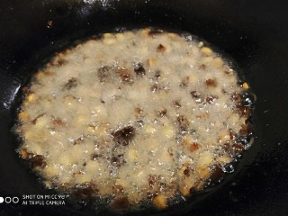23、鲜辣香菇鸡肉酱 炒菜下饭好帮手,下香菇粒炸一会（半硬半软）。油炸过程，一是让材料更香更有嚼头，也是为了脱水，脱水后食物可以保存更长时间。