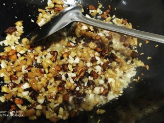 26、鲜辣香菇鸡肉酱 炒菜下饭好帮手,翻炒均匀，出锅待用