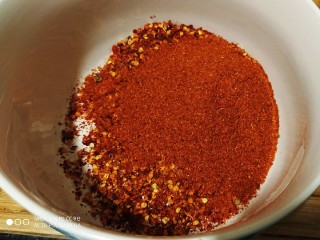 27、鲜辣香菇鸡肉酱 炒菜下饭好帮手,洗干净的钵擦干水，倒入辣椒粉