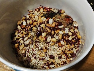 30、鲜辣香菇鸡肉酱 炒菜下饭好帮手,倒入花生碎