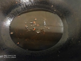 34、鲜辣香菇鸡肉酱 炒菜下饭好帮手,加热炸鸡剩下的油，七八成热