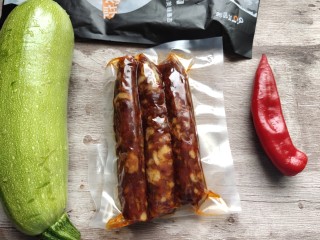 1、西葫芦炒腊肠, 准备好所需要的主要食材备用。腊肠是略微带点麻辣味的。