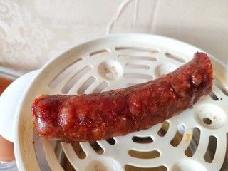 3、西葫芦炒腊肠,开水上锅蒸15分钟，蒸熟后如图。