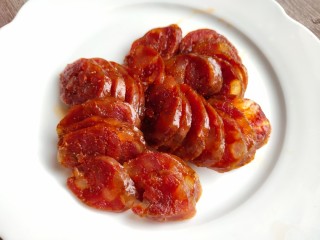 4、西葫芦炒腊肠,蒸熟后切成薄片装盘备用