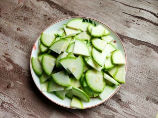 5、西葫芦炒腊肠,西葫芦洗净切片装盘备用