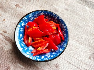 6、西葫芦炒腊肠,一个红椒洗净切片装盘备用！