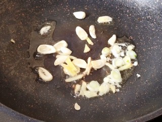 7、西葫芦炒腊肠,锅里油烧热，放葱姜蒜炒香