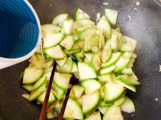 8、西葫芦炒腊肠,加入西葫芦，顺便加一点点热水。