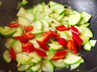 10、西葫芦炒腊肠,然后下入提前切好的红椒片。