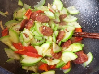 12、西葫芦炒腊肠,炒匀大约1分钟的样子吧！
