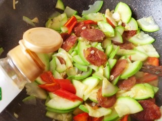 13、西葫芦炒腊肠,再加少许生抽酱油提提鲜！