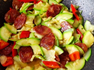 15、西葫芦炒腊肠,继续炒匀即可关火！