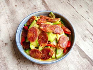 16、西葫芦炒腊肠,出锅装盘，西葫芦炒腊肠完成！