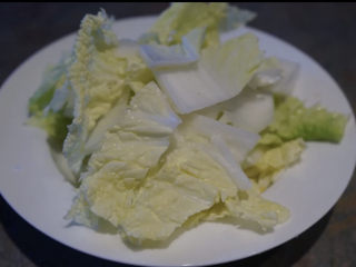 2、酸菜肥牛,白菜叶斜刀切小片。