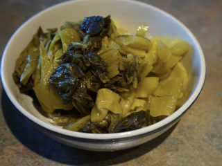 3、酸菜肥牛,将酸菜切段，酸菜汤汁不要扔，留着备用。