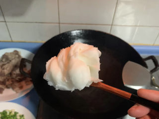 4、酸菜肥牛,锅内放入少量的猪头。