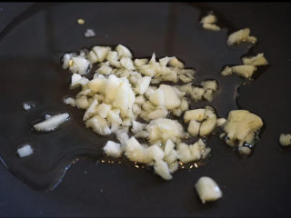 5、酸菜肥牛,待油热，放入蒜末爆香