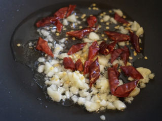 6、酸菜肥牛,放入切碎的干辣椒。