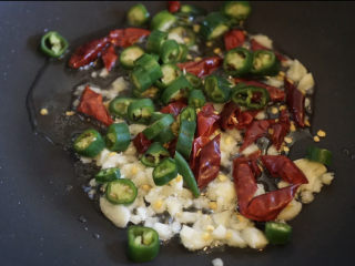 7、酸菜肥牛,放入青辣椒爆香