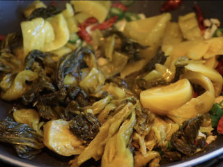 8、酸菜肥牛,加入酸菜，翻炒均匀。