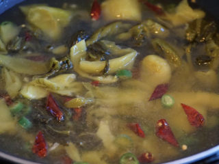 9、酸菜肥牛,加水和酸菜汤汁至没过所有食材。