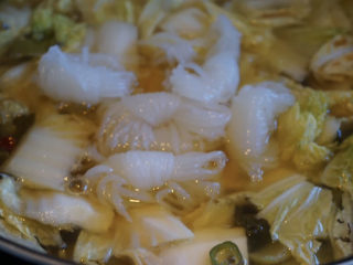 11、酸菜肥牛,放入魔芋结，加生抽调味。