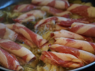 12、酸菜肥牛,放入肥牛片。