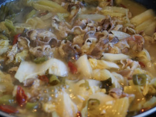 13、酸菜肥牛,牛肉片焯熟，即可点一点白醋。