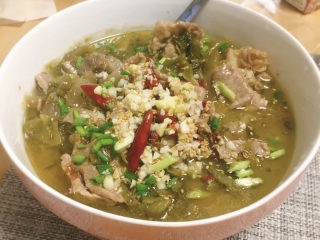 14、酸菜肥牛,装盘后，放入蒜末小米辣葱末。（也可不放）