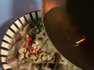 15、酸菜肥牛,淋上花椒油