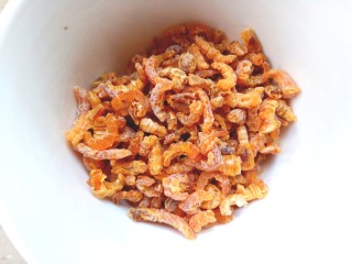 2、薄皮虾米鸡蛋韭菜盒子,取80克虾米