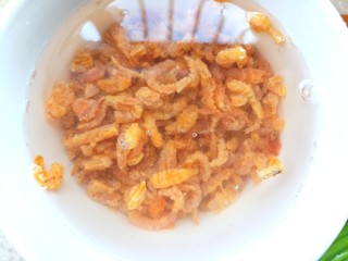 3、薄皮虾米鸡蛋韭菜盒子,洗净,用凉水泡一会