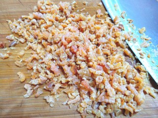 4、薄皮虾米鸡蛋韭菜盒子,泡好后切碎