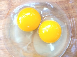 5、薄皮虾米鸡蛋韭菜盒子,碗中打入两个鸡蛋,搅拌至蛋液