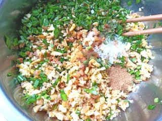 8、薄皮虾米鸡蛋韭菜盒子,放入盐,味精,五香粉