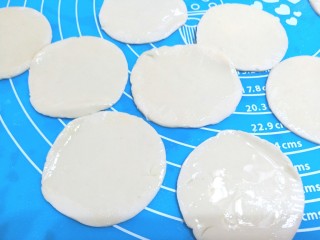 12、薄皮虾米鸡蛋韭菜盒子,给每张皮都刷上玉米油