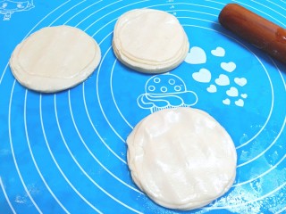 13、薄皮虾米鸡蛋韭菜盒子,罗在一起,压一下