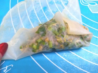 18、薄皮虾米鸡蛋韭菜盒子,向前卷一下,在把两边折起