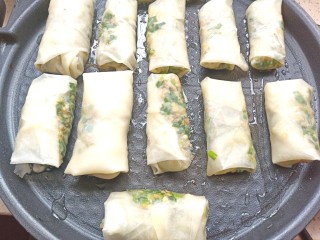 20、薄皮虾米鸡蛋韭菜盒子,都包好,电饼铛预热,刷上玉米油,摆摆上包好的盒子煎至两面金黄即可