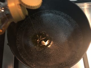 3、蚝油淋花生芽,起一锅，烧热水，倒入几滴食用油
