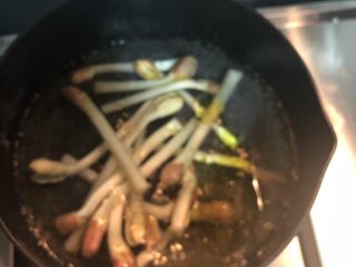 4、蚝油淋花生芽,放入花生芽焯烫