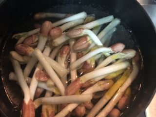 5、蚝油淋花生芽,三到五分即可，具体要看花生芽的大小，适当调整时间，不要煮太久