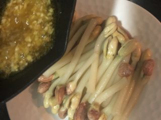 9、蚝油淋花生芽,均匀的淋在码好的花生芽上，即可出锅！