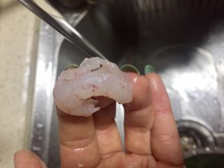 2、披萨~不一样的重奶酪拉丝披萨,虾仁去虾线洗净备用